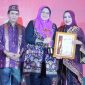 Gubernur Jawa Timur, Khofifah Indar Parawansa meraih Spesial Award – Best Dedication Bidang Pengabdian dan Pemberdayaan Masyarakat pada ajang Woman Empower Woman Award 2025 yang diwakilkan atau diterima Kadis Kominfo Jatim, Sherlita.
