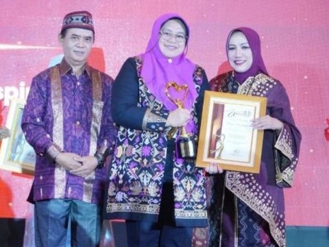 Gubernur Jawa Timur, Khofifah Indar Parawansa meraih Spesial Award – Best Dedication Bidang Pengabdian dan Pemberdayaan Masyarakat pada ajang Woman Empower Woman Award 2025 yang diwakilkan atau diterima Kadis Kominfo Jatim, Sherlita.
