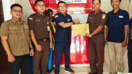 Keluarga Besar Kejaksaan Negeri (Kejari) Jember menunjukkan