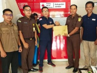 Keluarga Besar Kejaksaan Negeri (Kejari) Jember menunjukkan