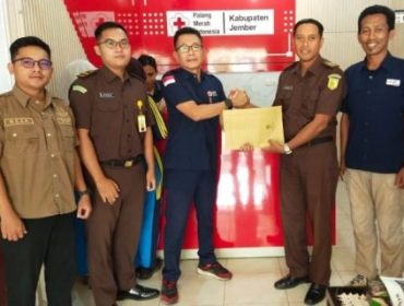 Keluarga Besar Kejaksaan Negeri (Kejari) Jember menunjukkan