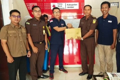 Keluarga Besar Kejaksaan Negeri (Kejari) Jember menunjukkan