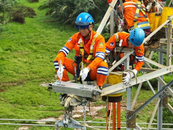 
					Perkuat Keandalan Jaringan, Tim PDKB PLN UPT Cilegon Ganti Isolator SUTT 150 kV Labuan–Menes