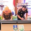 Gubernur Jatim Khofifah Indar Parawansa bersama Kepala Kejaksaan Tinggi Jatim Sahat Lumban Gaol, saat penandatanganan MoU Pidana Kerja Sosial di Aula Fakultas Hukum Unair. Senin (15/12/2025).