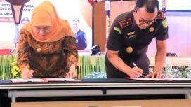 Gubernur Jatim Khofifah Indar Parawansa bersama Kepala Kejaksaan Tinggi Jatim Sahat Lumban Gaol, saat penandatanganan MoU Pidana Kerja Sosial di Aula Fakultas Hukum Unair. Senin (15/12/2025).