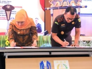 Gubernur Jatim Khofifah Indar Parawansa bersama Kepala Kejaksaan Tinggi Jatim Sahat Lumban Gaol, saat penandatanganan MoU Pidana Kerja Sosial di Aula Fakultas Hukum Unair. Senin (15/12/2025).