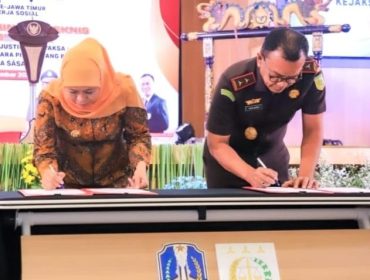 Gubernur Jatim Khofifah Indar Parawansa bersama Kepala Kejaksaan Tinggi Jatim Sahat Lumban Gaol, saat penandatanganan MoU Pidana Kerja Sosial di Aula Fakultas Hukum Unair. Senin (15/12/2025).