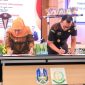 Gubernur Jatim Khofifah Indar Parawansa bersama Kepala Kejaksaan Tinggi Jatim Sahat Lumban Gaol, saat penandatanganan MoU Pidana Kerja Sosial di Aula Fakultas Hukum Unair. Senin (15/12/2025).