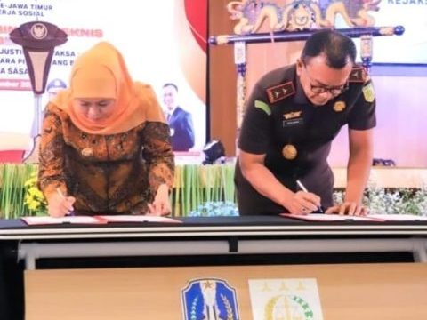 Gubernur Jatim Khofifah Indar Parawansa bersama Kepala Kejaksaan Tinggi Jatim Sahat Lumban Gaol, saat penandatanganan MoU Pidana Kerja Sosial di Aula Fakultas Hukum Unair. Senin (15/12/2025).