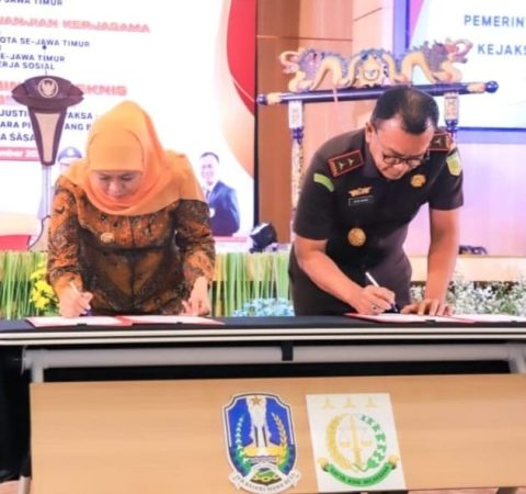 Gubernur Jatim Khofifah Indar Parawansa bersama Kepala Kejaksaan Tinggi Jatim Sahat Lumban Gaol, saat penandatanganan MoU Pidana Kerja Sosial di Aula Fakultas Hukum Unair. Senin (15/12/2025).