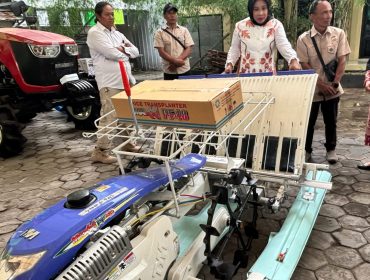 Dorong Regenerasi Petani, Wabup Sidoarjo Serahkan Bantuan Alsintan ke Tiga Gapoktan