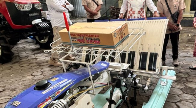 Dorong Regenerasi Petani, Wabup Sidoarjo Serahkan Bantuan Alsintan ke Tiga Gapoktan