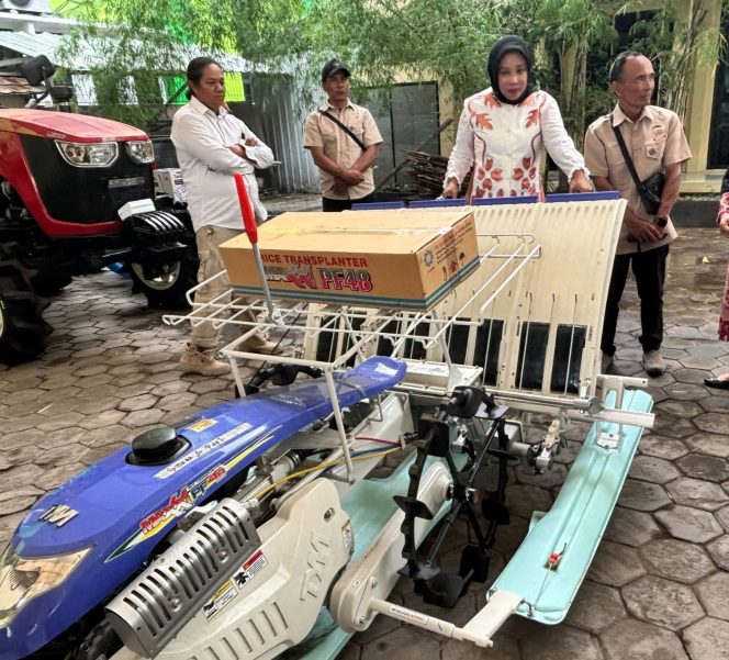 
					Dorong Regenerasi Petani, Wabup Sidoarjo Serahkan Bantuan Alsintan ke Tiga Gapoktan
