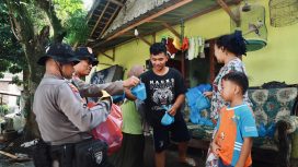 Bersama intansi terkait polres jember polda jatim bahu membahu kerja bakti membersikan rumah warga