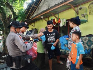 Bersama intansi terkait polres jember polda jatim bahu membahu kerja bakti membersikan rumah warga