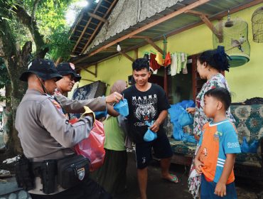 Bersama intansi terkait polres jember polda jatim bahu membahu kerja bakti membersikan rumah warga