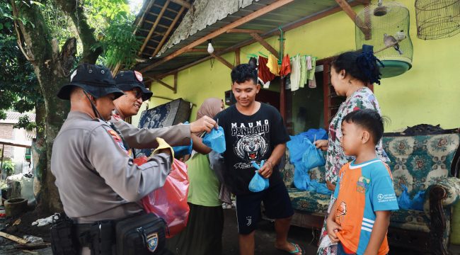 Bersama intansi terkait polres jember polda jatim bahu membahu kerja bakti membersikan rumah warga
