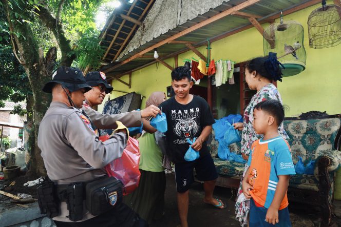 
					Bersama intansi terkait polres jember polda jatim bahu membahu kerja bakti membersikan rumah warga