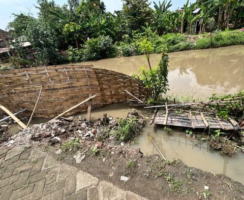 Bupati Sidoarjo Tinjau Longsor Bantaran Sungai di Desa Temu, Instruksikan Penanganan Darurat