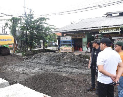 Proyek Rigid Beton Kedungrejo -Wadungasri Deviasi 34 Persen, Bupati Subandi Evaluasi Kinerja Kontraktor 