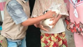 Salah satu anggota GWI DPC, saat memberikan sembako kepada masyarakat