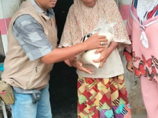 Salah satu anggota GWI DPC, saat memberikan sembako kepada masyarakat