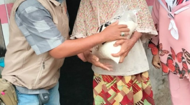 Salah satu anggota GWI DPC, saat memberikan sembako kepada masyarakat