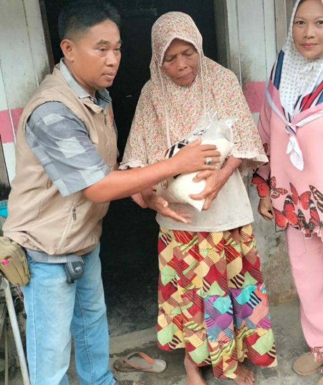 
					Salah satu anggota GWI DPC, saat memberikan sembako kepada masyarakat