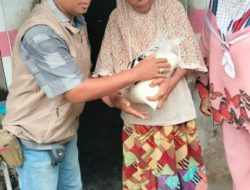 Salah satu anggota GWI DPC, saat memberikan sembako kepada masyarakat
