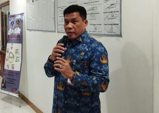 
					Sekda Depok, Mangnguluang Mansur pada apel Pencanangan Zona Integritas WBK dan WBBM melalui Reformasi Birokrasi yang digelar Dinas Penanaman Modal dan Pelayanan Terpadu Satu Pintu