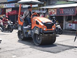 Wabub Mimik Pantau Langsung Perbaikan Jalan di Pasar Larangan