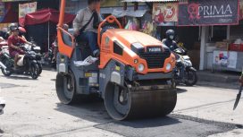 Wabub Mimik Pantau Langsung Perbaikan Jalan di Pasar Larangan