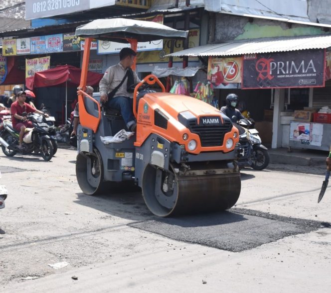 
					Wabub Mimik Pantau Langsung Perbaikan Jalan di Pasar Larangan