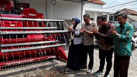 Wabup Sidoarjo Serahkan Bantuan Alsintan kepada Petani Desa Tarik