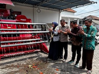 Wabup Sidoarjo Serahkan Bantuan Alsintan kepada Petani Desa Tarik