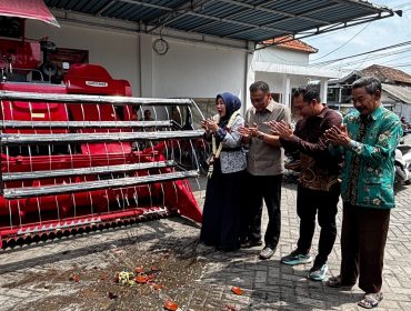 Wabup Sidoarjo Serahkan Bantuan Alsintan kepada Petani Desa Tarik