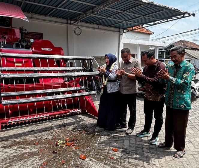 
					Wabup Sidoarjo Serahkan Bantuan Alsintan kepada Petani Desa Tarik