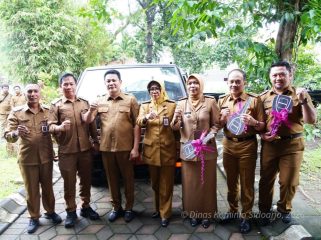 Bupati Sidoarjo Serahkan Pickup dan Stamper ke 18 Kecamatan, Targetkan Jalan Rusak Tuntas Sebelum Lebaran