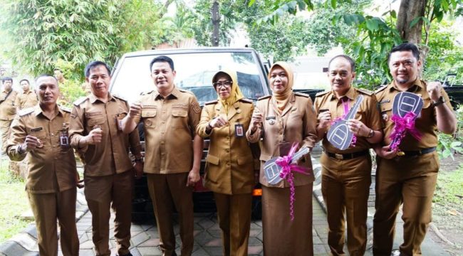 Bupati Sidoarjo Serahkan Pickup dan Stamper ke 18 Kecamatan, Targetkan Jalan Rusak Tuntas Sebelum Lebaran
