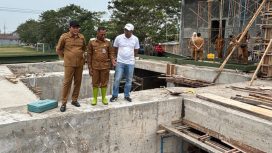 Bupati Subandi Sidak Pembangunan Rumah Pompa Kedungpeluk, Pastikan 14 Februari Rampung