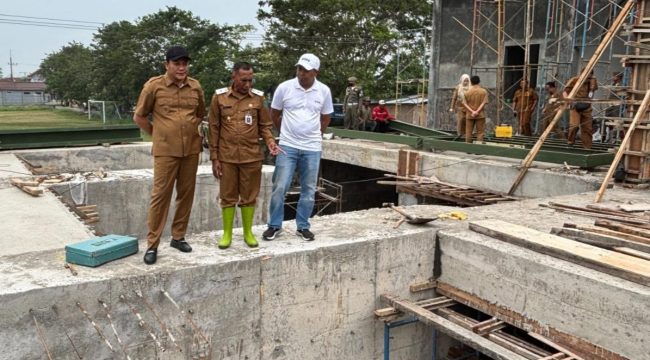 Bupati Subandi Sidak Pembangunan Rumah Pompa Kedungpeluk, Pastikan 14 Februari Rampung
