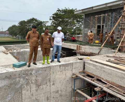 Bupati Subandi Sidak Pembangunan Rumah Pompa Kedungpeluk, Pastikan 14 Februari Rampung