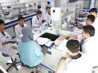 Dokumentasi: Kegiatan praktikum di Laboratorium Kimia Universitas Pertamina