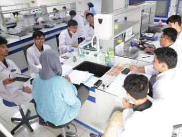 Dokumentasi: Kegiatan praktikum di Laboratorium Kimia Universitas Pertamina