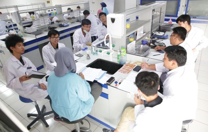 
					Dokumentasi: Kegiatan praktikum di Laboratorium Kimia Universitas Pertamina