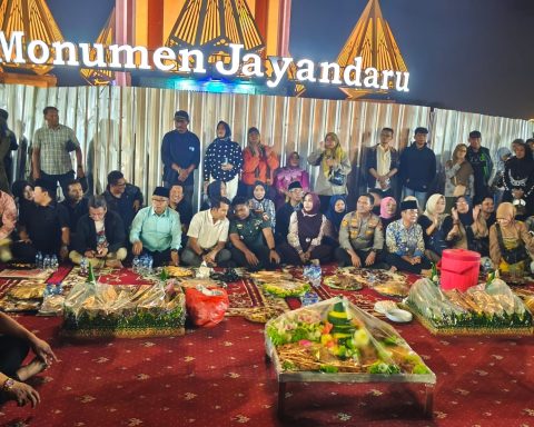 Sambut Harjasda Sidoarjo ke-167, Wabup Mimik Idayana Gelar Makan Bersama Rakyat di Monumen Jayandaru