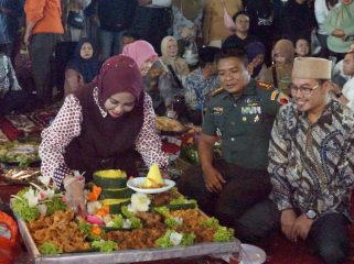 Sambut Harjasda Sidoarjo ke-167, Wabup Mimik Idayana Gelar Makan Bersama Rakyat di Monumen Jayandaru