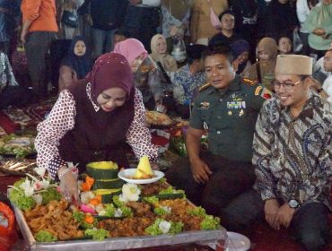Sambut Harjasda Sidoarjo ke-167, Wabup Mimik Idayana Gelar Makan Bersama Rakyat di Monumen Jayandaru