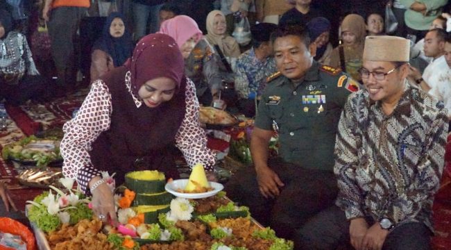 Sambut Harjasda Sidoarjo ke-167, Wabup Mimik Idayana Gelar Makan Bersama Rakyat di Monumen Jayandaru