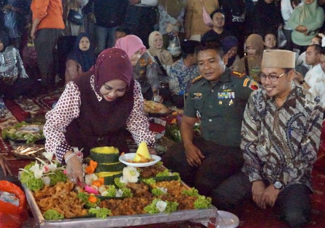 
					Sambut Harjasda Sidoarjo ke-167, Wabup Mimik Idayana Gelar Makan Bersama Rakyat di Monumen Jayandaru